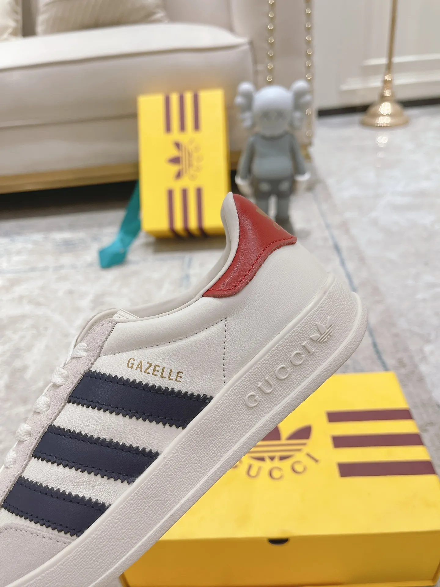 👟👟Ex-factory price 480👟👟 Gucci Adida S Gucci clover co-branded Italian 2022 Fashion Week catwalk model Dexun shoes casual shoes exclusive first release #Correct splicing co-branded shoe box with shoelaces included Synchronous counter #Gucci/Adida splicing cloth dust bag #Integration of two luxury brand elements T👟👟Ex-factory price U soft bottom The original version is the same. Size: 35-40 for women and 39-45 for men.